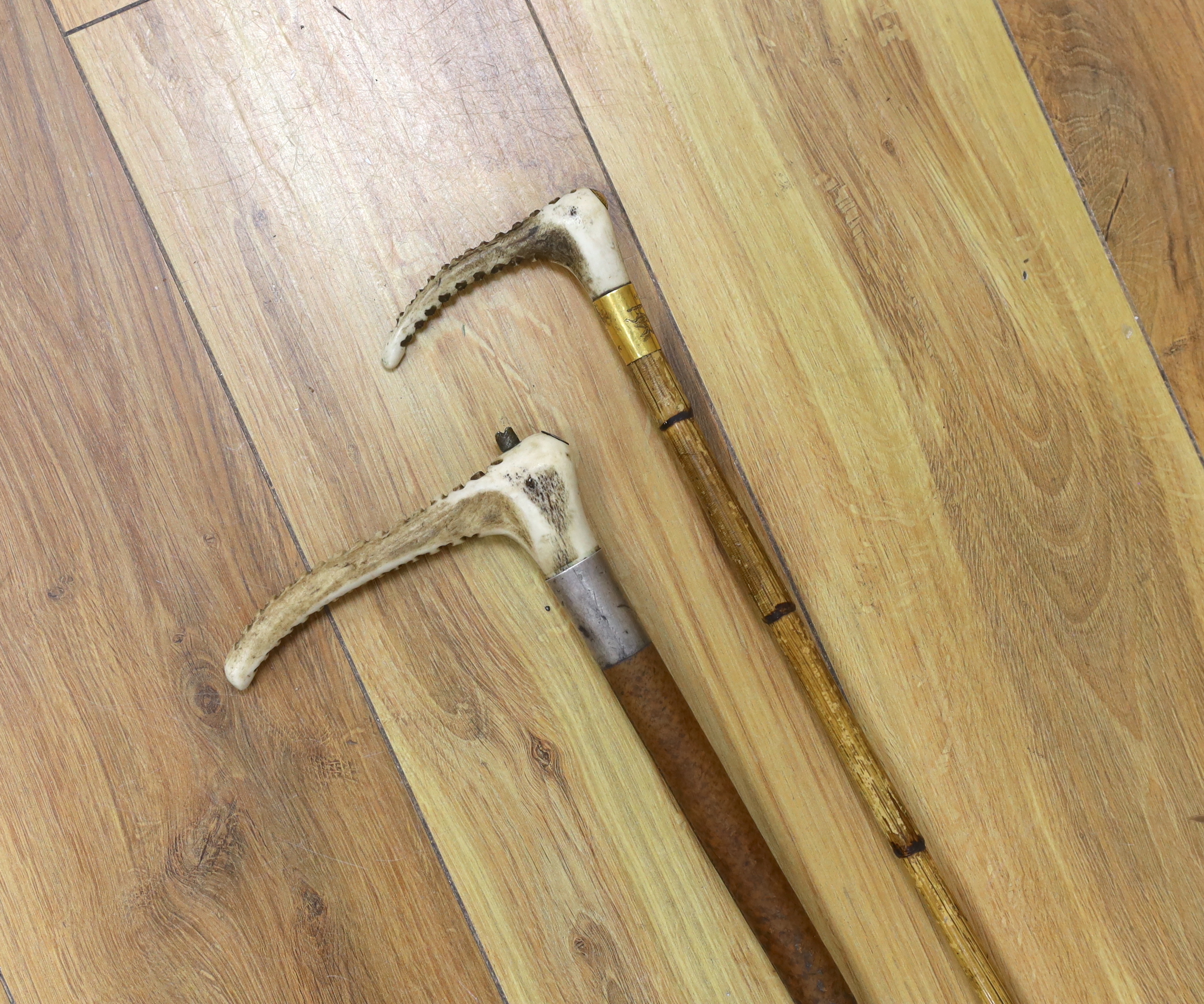 Two riding crops with 15ct gold and silver mounts and horn handles, largest 80cm in length
